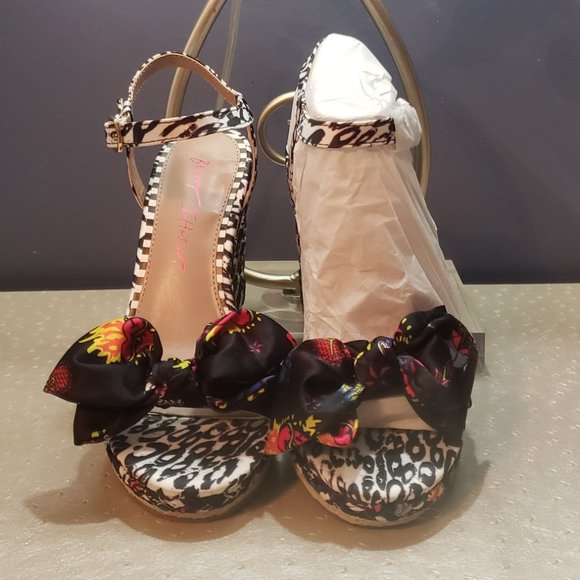 Betsey Johnson Carie Wedge Sandals in Black - Picture 4 of 7